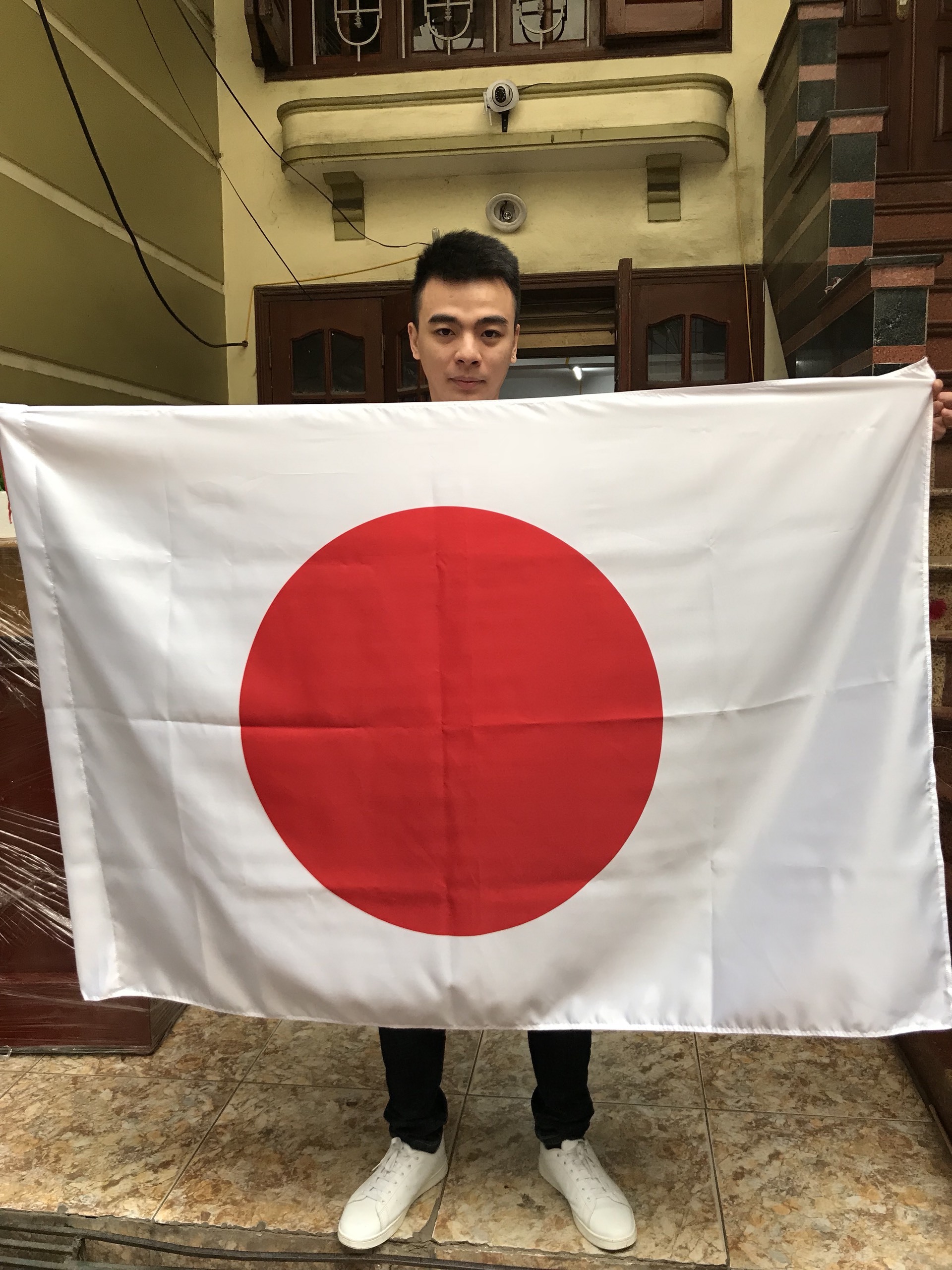 In cờ Nhật Bản: In cờ Nhật Bản là một trong những hoạt động cần thiết khi bạn muốn tìm hiểu về đất nước này. Cờ Nhật Bản được thiết kế đơn giản và thanh lịch, với màu sắc đỏ trên nền trắng, tượng trưng cho tình yêu thương và sự trân quý của đất nước.