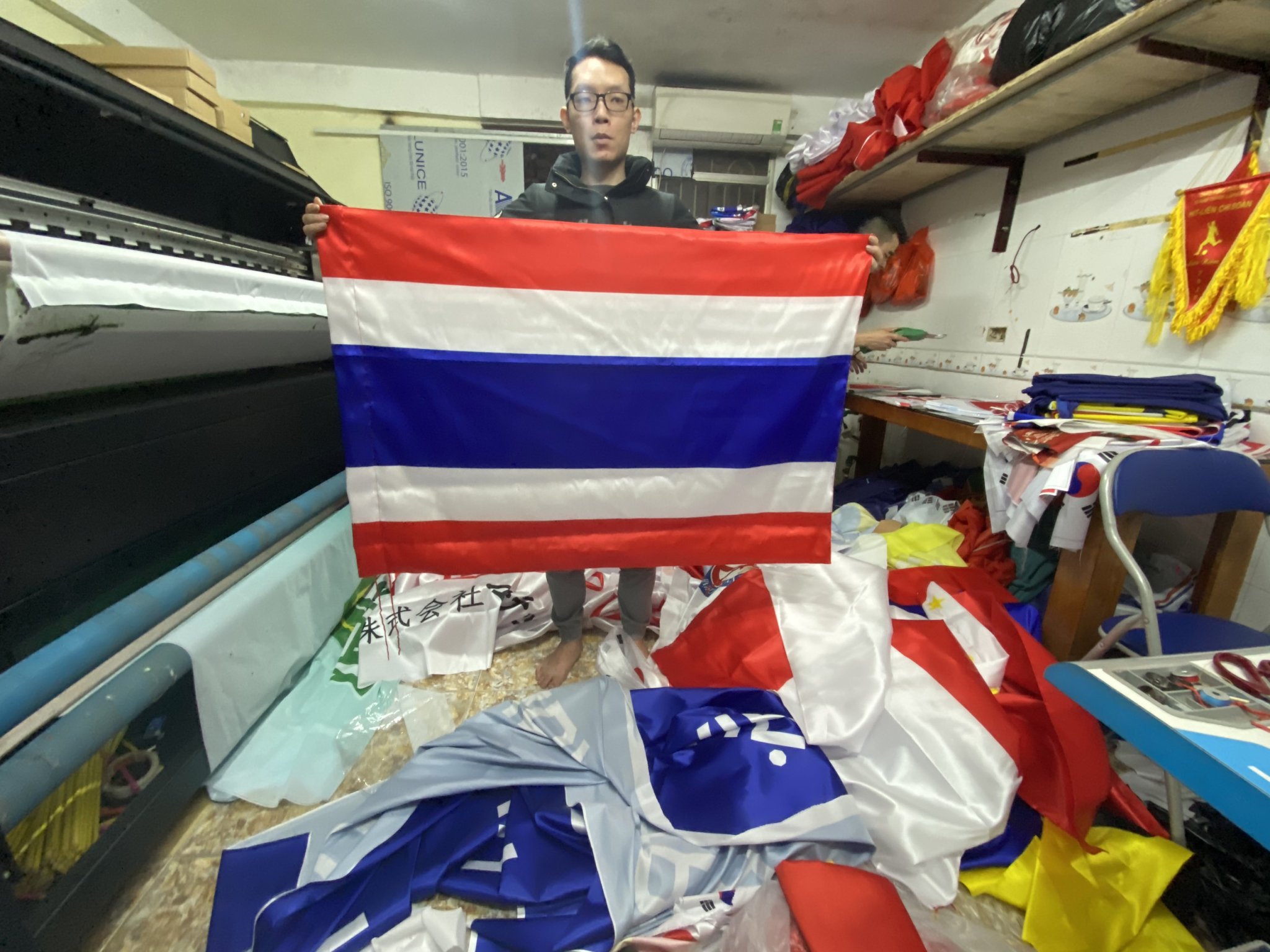 Với sự kiện đặc biệt lần này, bạn sẽ được chiêm ngưỡng cờ Hoàng Gia Thái Lan tuyệt đẹp, được chế tác từ những chất liệu sang trọng và phong cách rực rỡ! Đây là cờ hiếm có được sử dụng trên những dịp đặc biệt và chỉ dành cho Hoàng Gia. Hãy tới và thưởng thức cùng chúng tôi!