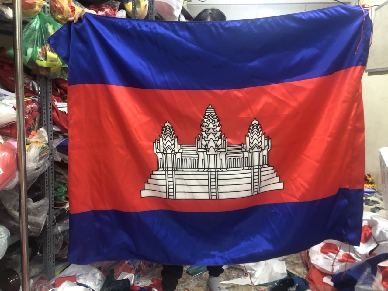 Cờ quốc gia Campuchia được in trên chất liệu vải sa Tanh Nhật, in 2 lớp vải in 2 mặt giống nhau. 