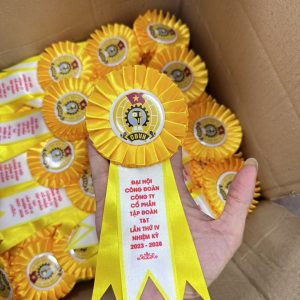 Hoa cài áo đại biểu theo yêu cầu