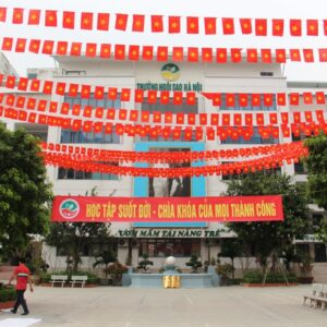 Cờ dây sao Đảng treo trường học