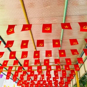 Cờ dây sao Đảng treo ngoài trời